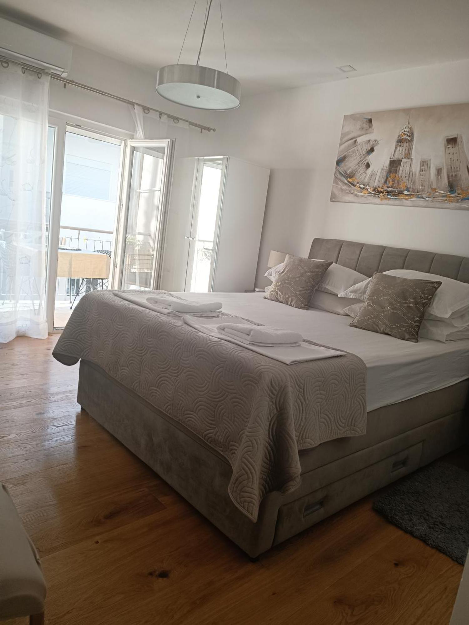 Apartment Golden Sunrise - 4 Ul.Petra Svacica11 Baška Voda エクステリア 写真